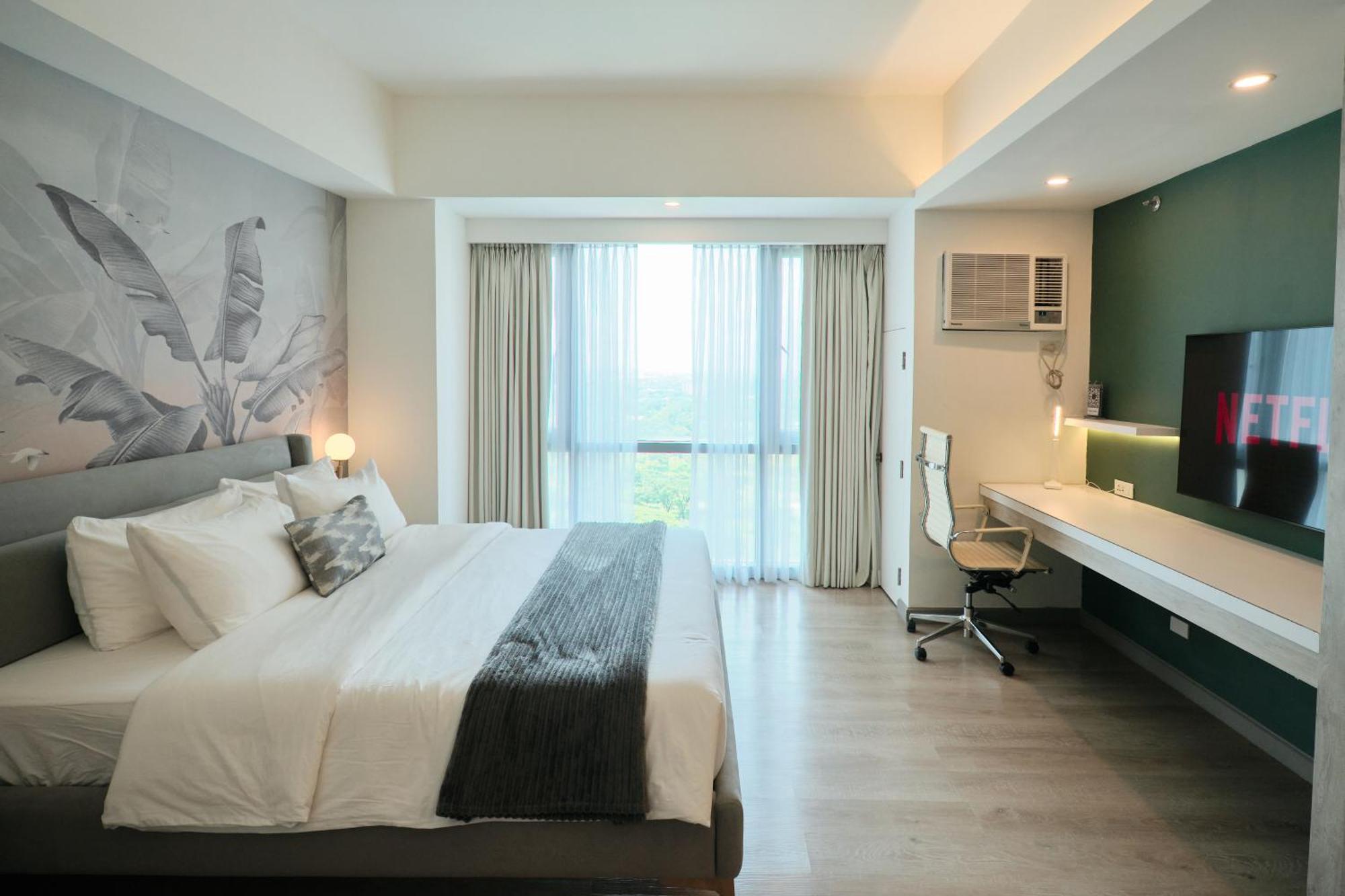 Bgc With Golf Course View Apartment Manila