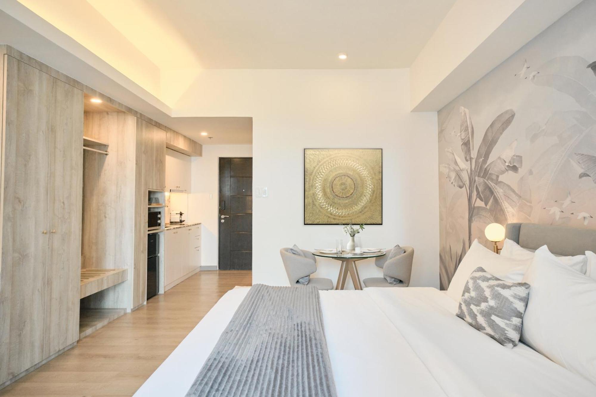 Apartment Bgc With Golf Course View *
